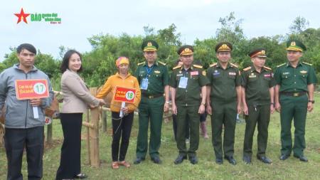 Niềm vui nhân đôi của đồng bào hai bên biên giới Việt – Lào