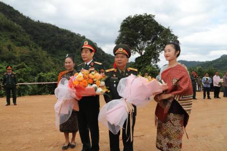 Bộ trưởng Bộ Quốc phòng hai nước Việt Nam - Lào thăm Trường tiểu học Pa Hang và dự Lễ khởi công xây dựng doanh trại Đại đội Biên phòng 214