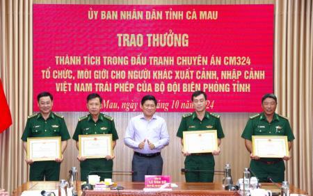 Trao khen thưởng cho cán bộ BĐBP Cà Mau có thành tích trong đấu tranh thành công Chuyên án CM324