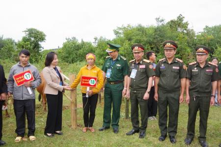 Niềm vui nhân đôi từ sự hỗ trợ của Chương trình Giao lưu hữu nghị Quốc phòng biên giới Việt Nam-Lào